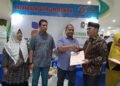 Wali Kota Yogyakarta, Hasto Wardoyo (kanan), menyerahkan berkas PBG kepada warga saat kegiatan Bazar Perizinan dan Unit Reaksi Cepat Konsultasi PBG di Mall Pelayanan Publik (MPP) kompleks Balai Kota Yogyakarta, pada Selasa (2/6/2026).