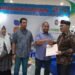 Wali Kota Yogyakarta, Hasto Wardoyo (kanan), menyerahkan berkas PBG kepada warga saat kegiatan Bazar Perizinan dan Unit Reaksi Cepat Konsultasi PBG di Mall Pelayanan Publik (MPP) kompleks Balai Kota Yogyakarta, pada Selasa (2/6/2026).