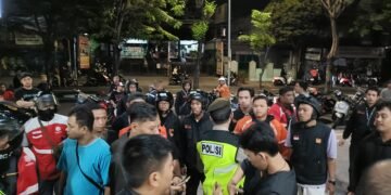 Polisi saat mengamankan kejadian aksi penganiayaan dua orang pemuda kepada pengendara ojol di Jalan Menteri Supeno, Umbulharjo, Kota Yogyakarta, pada Rabu (3/6/2026).