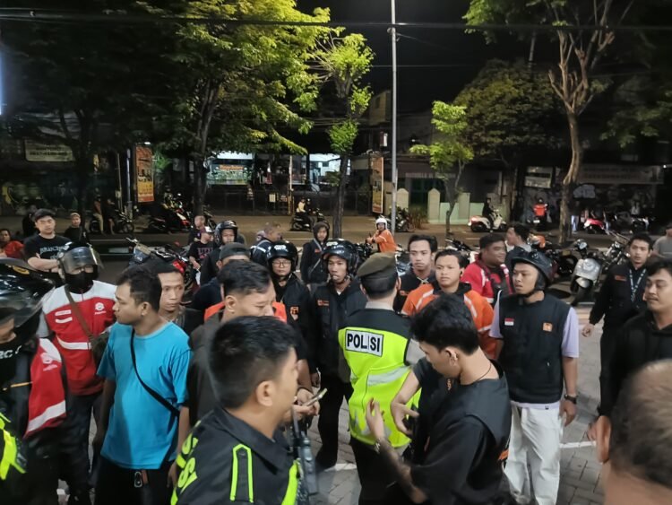 Polisi saat mengamankan kejadian aksi penganiayaan dua orang pemuda kepada pengendara ojol di Jalan Menteri Supeno, Umbulharjo, Kota Yogyakarta, pada Rabu (3/6/2026).