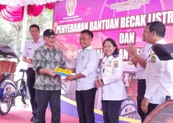 Wali Kota Yogyakarta, Hasto Wardoyo, secara simbolis menyerahkan TNKTB kepada perwakilan komunitas bentor Kota Yogyakarta dalam kegiatan penyaluran 50 unit becak listrik dan pemusnahan 50 bentor di KUPT Kendaraan Bermotor Dinas Perhubungan Kota Yogyakarta, Rabu (3/6/2026).