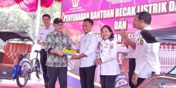 Wali Kota Yogyakarta, Hasto Wardoyo, secara simbolis menyerahkan TNKTB kepada perwakilan komunitas bentor Kota Yogyakarta dalam kegiatan penyaluran 50 unit becak listrik dan pemusnahan 50 bentor di KUPT Kendaraan Bermotor Dinas Perhubungan Kota Yogyakarta, Rabu (3/6/2026).