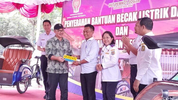 Wali Kota Yogyakarta, Hasto Wardoyo, secara simbolis menyerahkan TNKTB kepada perwakilan komunitas bentor Kota Yogyakarta dalam kegiatan penyaluran 50 unit becak listrik dan pemusnahan 50 bentor di KUPT Kendaraan Bermotor Dinas Perhubungan Kota Yogyakarta, Rabu (3/6/2026).