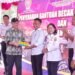 Wali Kota Yogyakarta, Hasto Wardoyo, secara simbolis menyerahkan TNKTB kepada perwakilan komunitas bentor Kota Yogyakarta dalam kegiatan penyaluran 50 unit becak listrik dan pemusnahan 50 bentor di KUPT Kendaraan Bermotor Dinas Perhubungan Kota Yogyakarta, Rabu (3/6/2026).