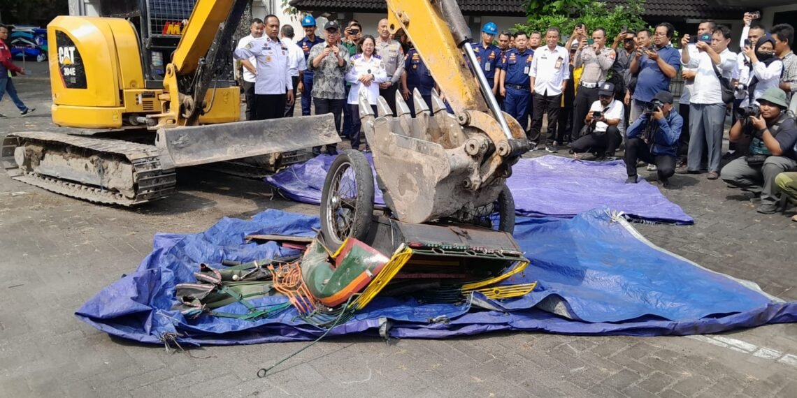Unit becak motor dimusnahkan dan diganti becak listrik di KUPT Kendaraan Bermotor Kantor Dinas Perhubungan Kota Yogyakarta, pada Rabu (3/6/2026).