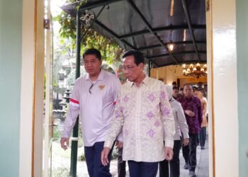 Sejumlah Menteri dan Gubernur saat berjalan menuju ruang pertemuan bersama Kepala Daerah se-Jawa Bali di Kantor Gubernur DIY, Kamis (4/6/2026).