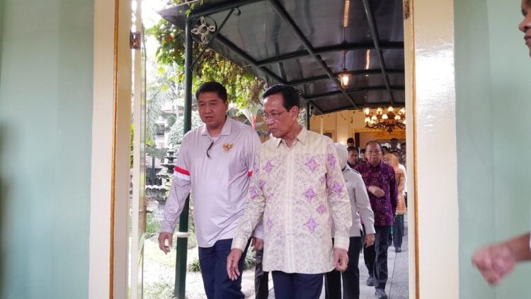 Sejumlah Menteri dan Gubernur saat berjalan menuju ruang pertemuan bersama Kepala Daerah se-Jawa Bali di Kantor Gubernur DIY, Kamis (4/6/2026).