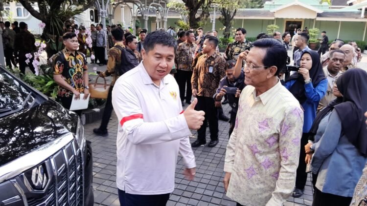 Menteri Perumahan dan Kawasan Permukiman (PKP), Maruarar Sirait, saat berbincang dengan Gubernur DIY, Sri Sultan Hamengku Buwono X, pada Kamis (4/6/2026).