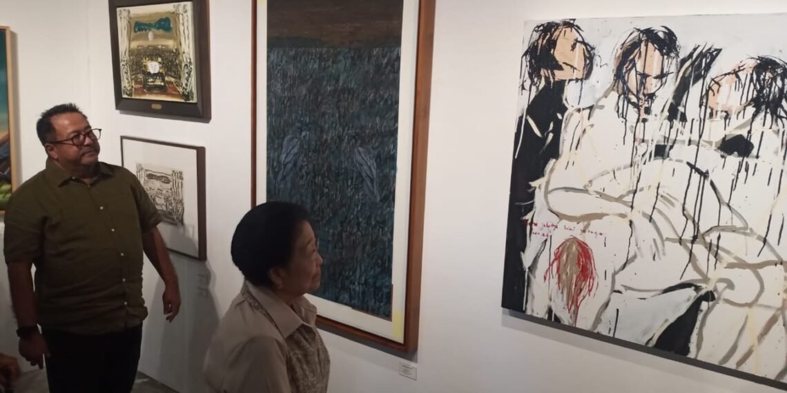 Presiden ke-5 Republik Indonesia sekaligus Ketua Umum Partai Persatuan Demokrasi Indonesia (PDI) Perjuangan, Megawati Soekarno Putri, saat menghadiri pameran 'Mata Hati Soekarno' di Le Gareca Space, Kapanewon Kasihan, Kabupaten Bantul, pada Sabtu (6/6/2026).