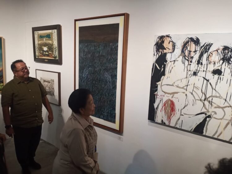 Presiden ke-5 Republik Indonesia sekaligus Ketua Umum Partai Persatuan Demokrasi Indonesia (PDI) Perjuangan, Megawati Soekarno Putri, saat menghadiri pameran 'Mata Hati Soekarno' di Le Gareca Space, Kapanewon Kasihan, Kabupaten Bantul, pada Sabtu (6/6/2026).