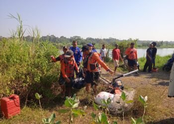 Tim SAR gabungan bersama personel Sat Polairud Polres Bantul dan relawan mengevakuasi jenazah seorang pria yang ditemukan di aliran Sungai Progo, Dusun Singgelo, Kalurahan Poncosari, Kapanewon Srandakan, Bantul, Minggu (7/6/2026) pagi.