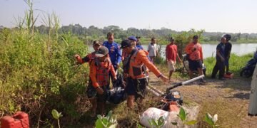 Tim SAR gabungan bersama personel Sat Polairud Polres Bantul dan relawan mengevakuasi jenazah seorang pria yang ditemukan di aliran Sungai Progo, Dusun Singgelo, Kalurahan Poncosari, Kapanewon Srandakan, Bantul, Minggu (7/6/2026) pagi.