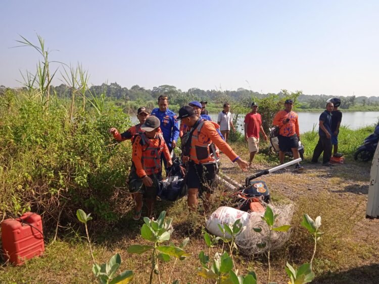 Tim SAR gabungan bersama personel Sat Polairud Polres Bantul dan relawan mengevakuasi jenazah seorang pria yang ditemukan di aliran Sungai Progo, Dusun Singgelo, Kalurahan Poncosari, Kapanewon Srandakan, Bantul, Minggu (7/6/2026) pagi.
