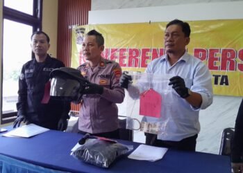 Polisi menunjukkan barang bukti kasus pencurian uang kotak amal masjid di Kemantren Mergangsan, Kota Yogyakarta, yang dilakukan warga Sleman berinisial YK (39), di Mapolsek Mergangsan, Senin (8/6/2026).