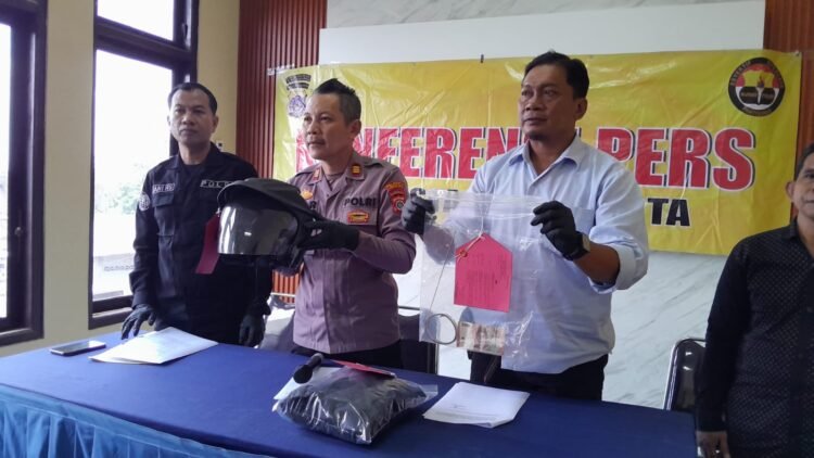Polisi menunjukkan barang bukti kasus pencurian uang kotak amal masjid di Kemantren Mergangsan, Kota Yogyakarta, yang dilakukan warga Sleman berinisial YK (39), di Mapolsek Mergangsan, Senin (8/6/2026).