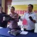 Polisi menunjukkan barang bukti kasus pencurian uang kotak amal masjid di Kemantren Mergangsan, Kota Yogyakarta, yang dilakukan warga Sleman berinisial YK (39), di Mapolsek Mergangsan, Senin (8/6/2026).