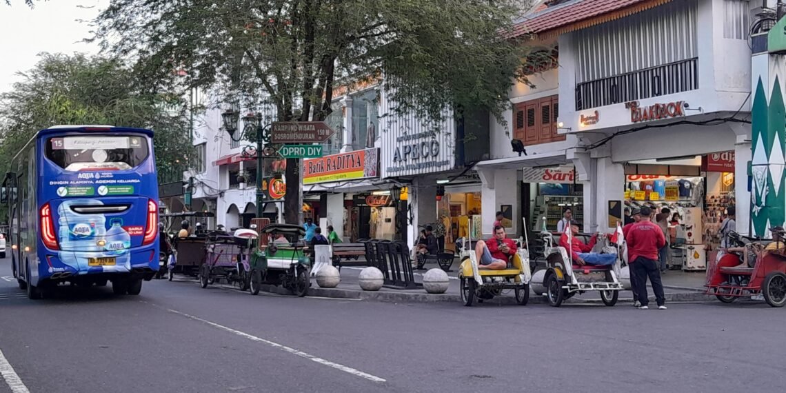 Sejumlah pengayuh becak sedang mangkal atau menunggu penumpang di kawasan Jalan Malioboro, Kota Yogyakarta, pada Senin (8/6/2026).