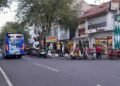 Sejumlah pengayuh becak sedang mangkal atau menunggu penumpang di kawasan Jalan Malioboro, Kota Yogyakarta, pada Senin (8/6/2026).