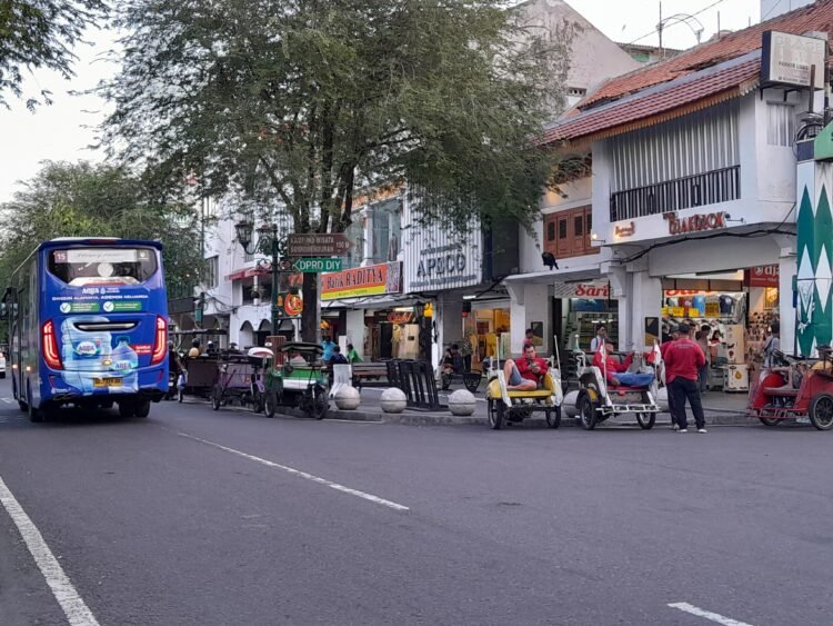 Sejumlah pengayuh becak sedang mangkal atau menunggu penumpang di kawasan Jalan Malioboro, Kota Yogyakarta, pada Senin (8/6/2026).