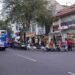 Sejumlah pengayuh becak sedang mangkal atau menunggu penumpang di kawasan Jalan Malioboro, Kota Yogyakarta, pada Senin (8/6/2026).