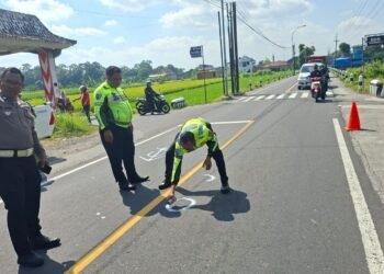 Polisi melakukan olah tempat kejadian perkara di lokasi kecelakaan di Jalan Pakem-Kalasan, Padukuhan Tegalrejo, Umbulmartani, Kalasan, Sleman, Selasa (9/6/2026).