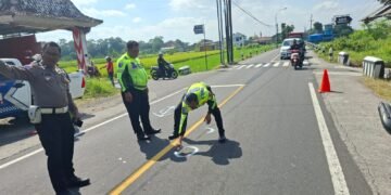 Polisi melakukan olah tempat kejadian perkara di lokasi kecelakaan di Jalan Pakem-Kalasan, Padukuhan Tegalrejo, Umbulmartani, Kalasan, Sleman, Selasa (9/6/2026).