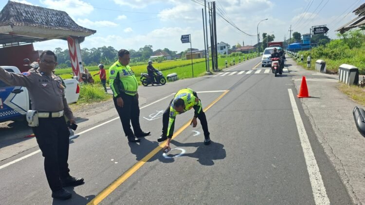 Polisi melakukan olah tempat kejadian perkara di lokasi kecelakaan di Jalan Pakem-Kalasan, Padukuhan Tegalrejo, Umbulmartani, Kalasan, Sleman, Selasa (9/6/2026).
