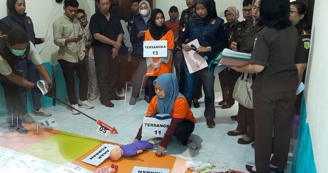 Salah satu tersangka melakukan reka adegan dalam kasus kekerasan anak di Daycare Little Aresha, Kota Yogyakarta, Selasa (9/6/2026).