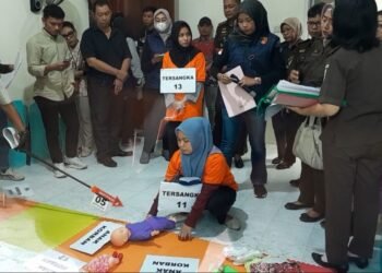 Salah satu tersangka melakukan reka adegan dalam kasus kekerasan anak di Daycare Little Aresha, Kota Yogyakarta, Selasa (9/6/2026).