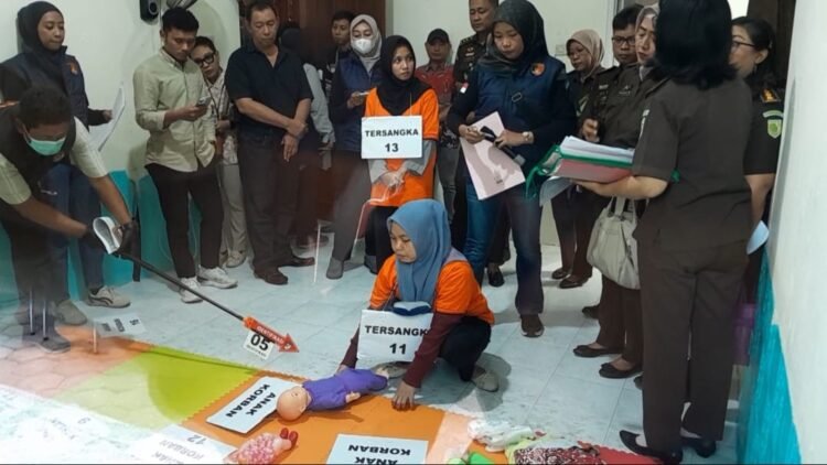 Salah satu tersangka melakukan reka adegan dalam kasus kekerasan anak di Daycare Little Aresha, Kota Yogyakarta, Selasa (9/6/2026).