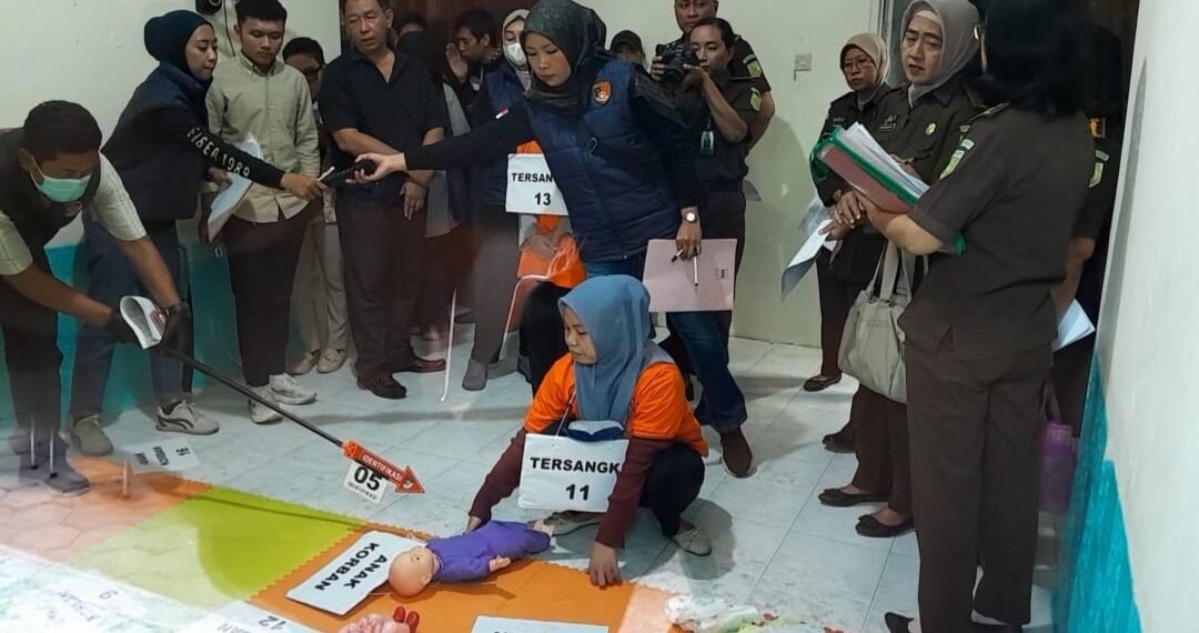 satu di antara sejumlah tersangka sedang memperagakan aksi mengikat anak yang dititipkan di Daycare Little Aresha Kota Yogyakarta, saat rekontruksi pada Selasa (10/6/2026).