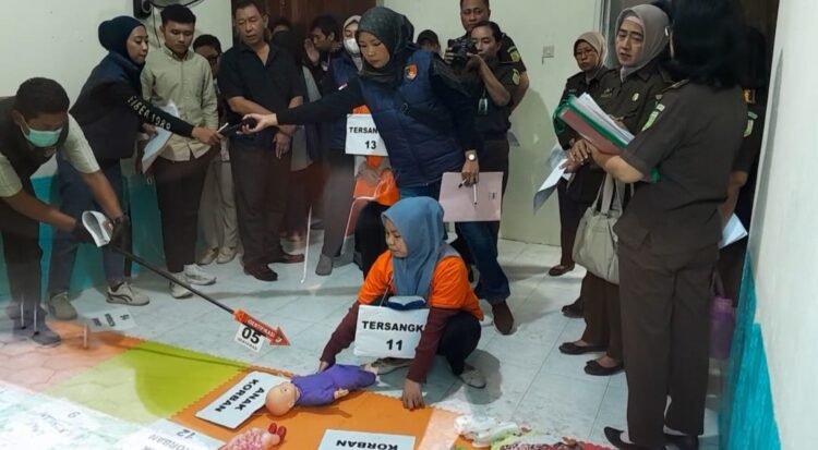 satu di antara sejumlah tersangka sedang memperagakan aksi mengikat anak yang dititipkan di Daycare Little Aresha Kota Yogyakarta, saat rekontruksi pada Selasa (10/6/2026).