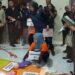 satu di antara sejumlah tersangka sedang memperagakan aksi mengikat anak yang dititipkan di Daycare Little Aresha Kota Yogyakarta, saat rekontruksi pada Selasa (10/6/2026).