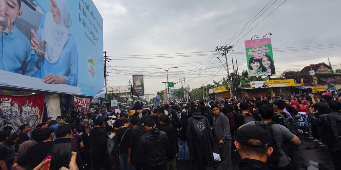 Ribuan massa dari berbagai elemen ikut dalam Aksi Rakyat Memanggil di pertigaan Gejayan, Sleman, Sabtu (13/6/2026).