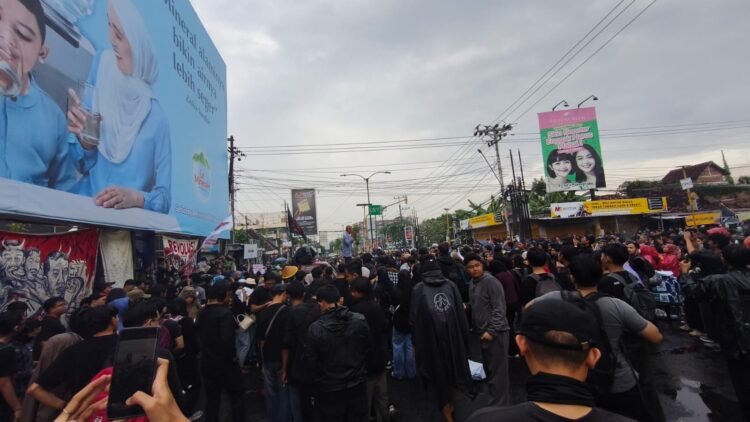 Ribuan massa dari berbagai elemen ikut dalam Aksi Rakyat Memanggil di pertigaan Gejayan, Sleman, Sabtu (13/6/2026).