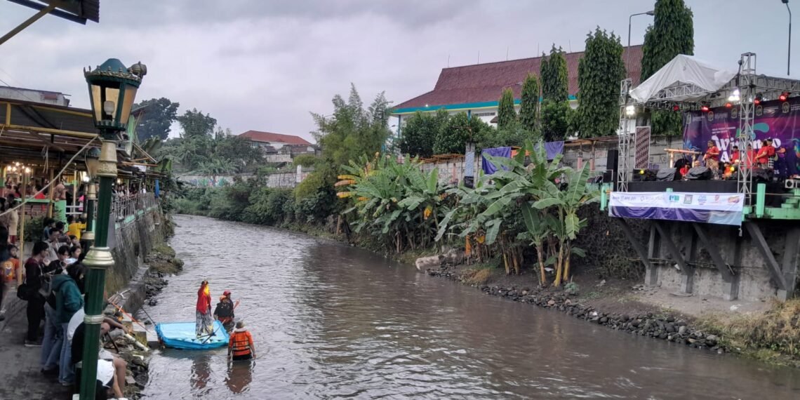 Pertunjukan seni budaya di bantaran Sungai Winongo dalam acara Winongo Art Festival pada Sabtu (13/6/2026).