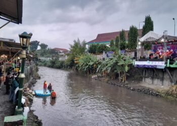 Pertunjukan seni budaya di bantaran Sungai Winongo dalam acara Winongo Art Festival pada Sabtu (13/6/2026).