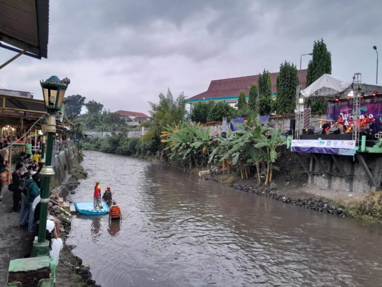 Pertunjukan seni budaya di bantaran Sungai Winongo dalam acara Winongo Art Festival pada Sabtu (13/6/2026).