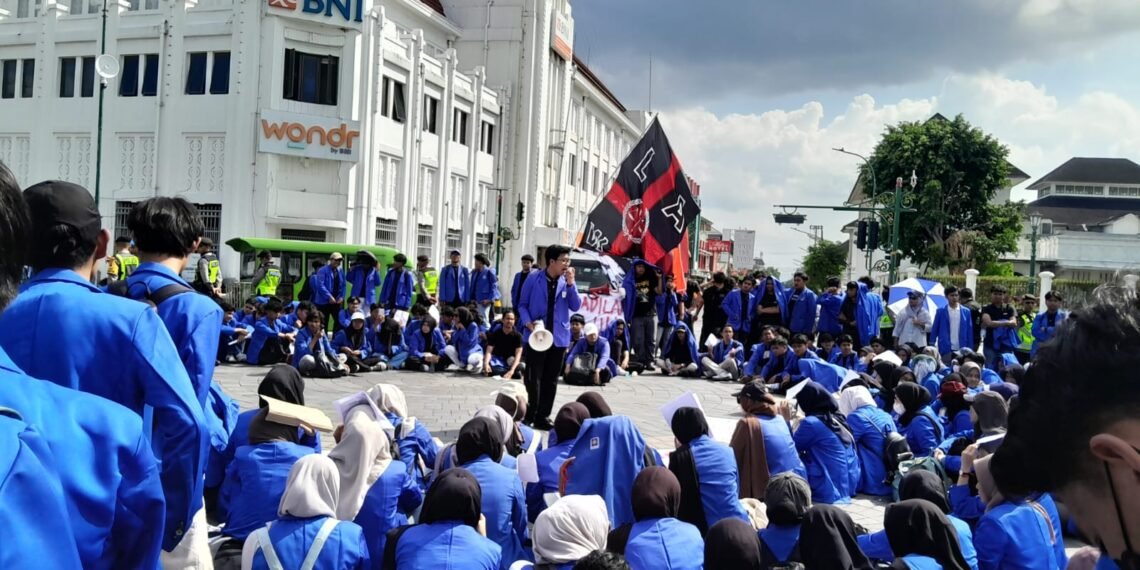 Suasana Titik Nol Kilometer Malioboro Kota Yogyakarta saat ratusan massa aksi dari mahasiswa UII mengungkapkan enam tuntutan untuk pemerintah, Senin (15/6/2026).