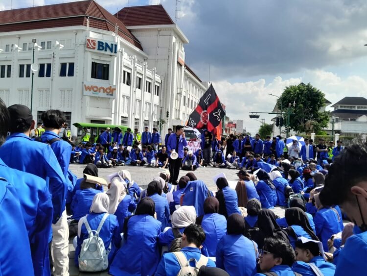Suasana Titik Nol Kilometer Malioboro Kota Yogyakarta saat ratusan massa aksi dari mahasiswa UII mengungkapkan enam tuntutan untuk pemerintah, Senin (15/6/2026).