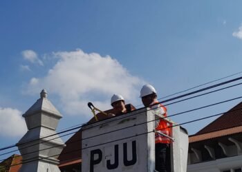 Wali Kota Yogyakarta, Hasto Wardoyo, memotong kabel fiber optik yang semrawut di Jalan Kenari, Kota Yogyakarta, Senin (15/6/2026).