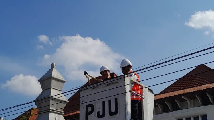 Wali Kota Yogyakarta, Hasto Wardoyo, memotong kabel fiber optik yang semrawut di Jalan Kenari, Kota Yogyakarta, Senin (15/6/2026).