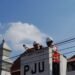 Wali Kota Yogyakarta, Hasto Wardoyo, memotong kabel fiber optik yang semrawut di Jalan Kenari, Kota Yogyakarta, Senin (15/6/2026).