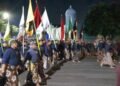 Ribuan orang tampak khidmat mengikuti ritual Tapa Bisu atau Hajad Kawula Dalem Lampah Budaya Mubeng Beteng saat melintas di Pojok Benteng Timur, Kota Yogyakarta, Rabu (17/6/2026).