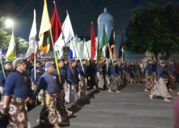 Ribuan orang tampak khidmat mengikuti ritual Tapa Bisu atau Hajad Kawula Dalem Lampah Budaya Mubeng Beteng saat melintas di Pojok Benteng Timur, Kota Yogyakarta, Rabu (17/6/2026).
