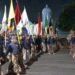 Ribuan orang tampak khidmat mengikuti ritual Tapa Bisu atau Hajad Kawula Dalem Lampah Budaya Mubeng Beteng saat melintas di Pojok Benteng Timur, Kota Yogyakarta, Rabu (17/6/2026).