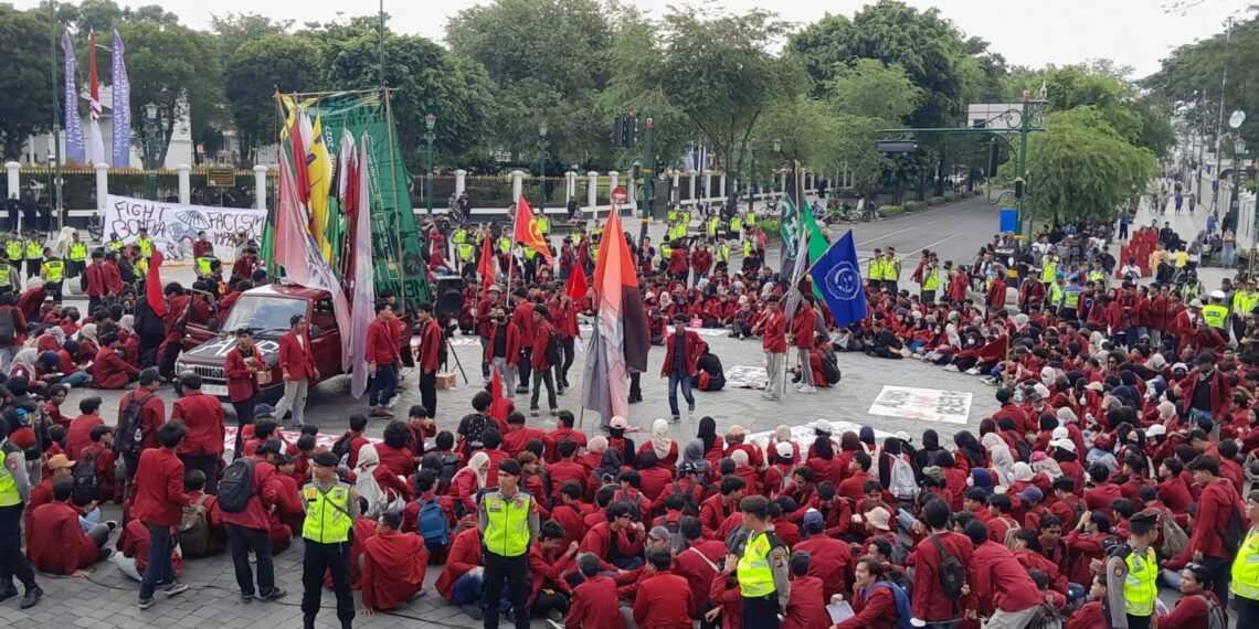 Ratusan mahasiswa UMY menggelar aksi demonstrasi di Titik Nol Kilometer Malioboro, Kota Yogyakarta, pada Rabu (17/6/2026).