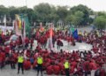 Ratusan mahasiswa UMY menggelar aksi demonstrasi di Titik Nol Kilometer Malioboro, Kota Yogyakarta, pada Rabu (17/6/2026).