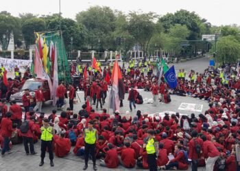 Ratusan mahasiswa UMY menggelar aksi demonstrasi di Titik Nol Kilometer Malioboro, Kota Yogyakarta, pada Rabu (17/6/2026).