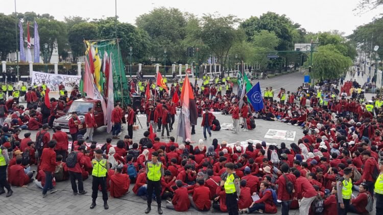 Ratusan mahasiswa UMY menggelar aksi demonstrasi di Titik Nol Kilometer Malioboro, Kota Yogyakarta, pada Rabu (17/6/2026).